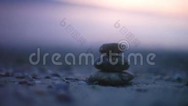 和平与和谐的理念.. 日落时海滩上的石头平衡。 高清，1920x1080